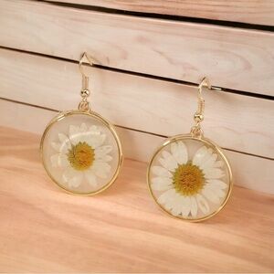 Pressed Floral Daisy Dangle Drop Gold Boho Dried Flower Resin Earrings NWT